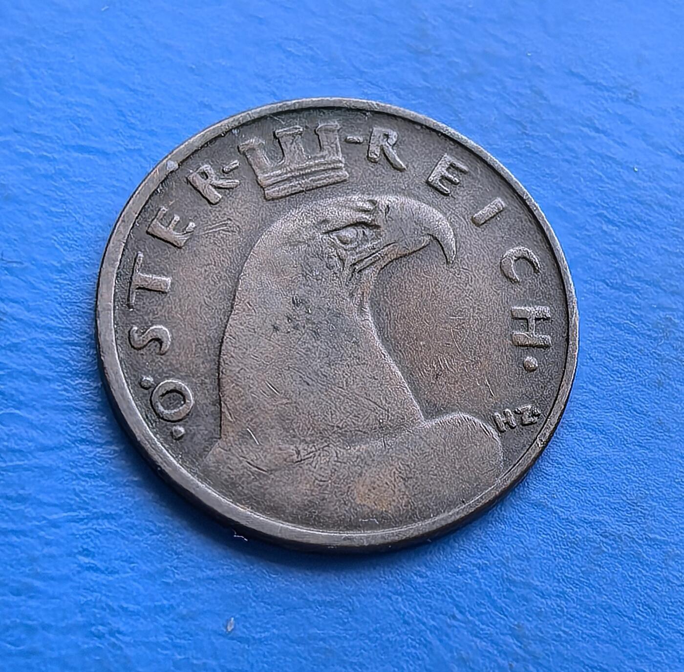 外国优质老铜币高银银币，周六九点倒数截拍，满百包邮，持续收拍 奥地利 1932 年1 格罗申铜币，铸于大萧条冲击下的第一共和国时期。正面极简数字设计，背面帝国鹰徽（带皇冠），新旧符号碰撞，凝萃时代过渡特征。铜币包浆自然，见证经济动荡与政体转型，承载奥地利共和初兴的货币记忆。中欧特色币，亲民门槛，适配欧洲币藏与历史爱好者，解码大萧条下的货币脉络 。