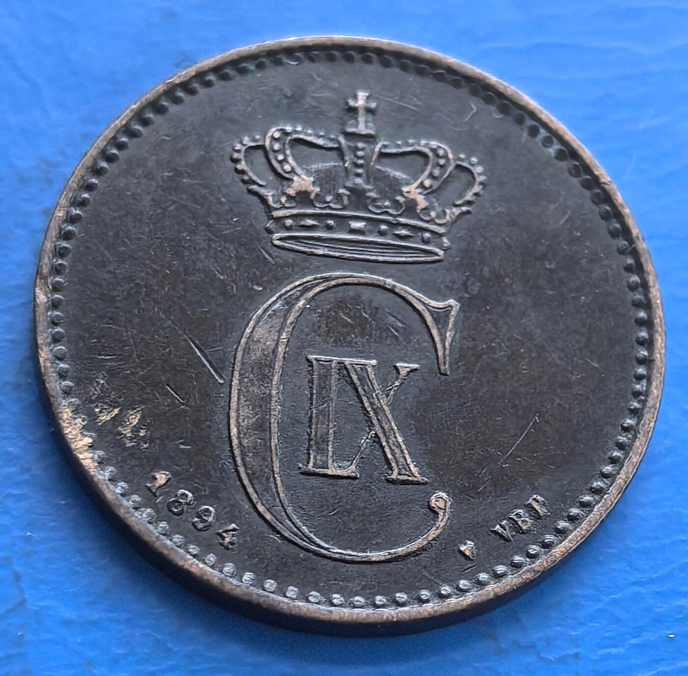 外国优质老铜币高银银币，周六九点倒数截拍，满百包邮，持续收拍 丹麦1894 年 2 欧尔铜币，背饰海豚与麦穗，彰显海洋农耕风情，君主制遗存，包浆古朴，北欧币藏特色标的 。