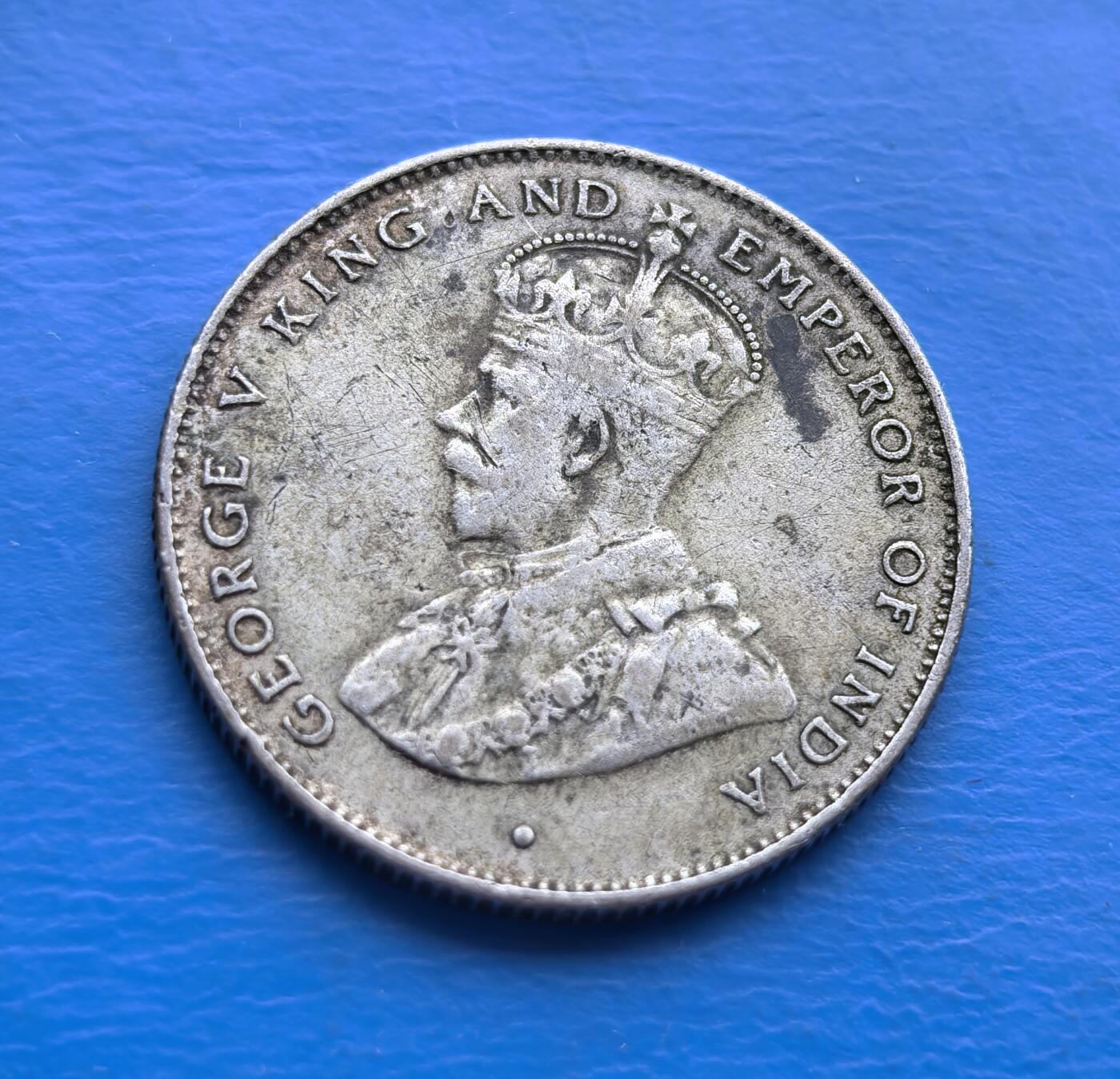 外国优质老铜币高银银币，周六九点倒数截拍，满百包邮，持续收拍 英属锡兰1928 年（今斯里兰卡）50 分银币，锚定大英殖民统治与乔治五世 “印度皇帝” 时代，一战后发行更烙时代印记。背面棕榈树映锡兰物产，英文与本土文字环绕，凝萃殖民文化交融；正面国王像虽经流通，仍透帝王威仪。银币质地，百年包浆藏岁月痕。作为英殖民亚洲货币范本，存世渐稀，是解码锡兰历史、填补殖民币收藏的珍贵标的 。