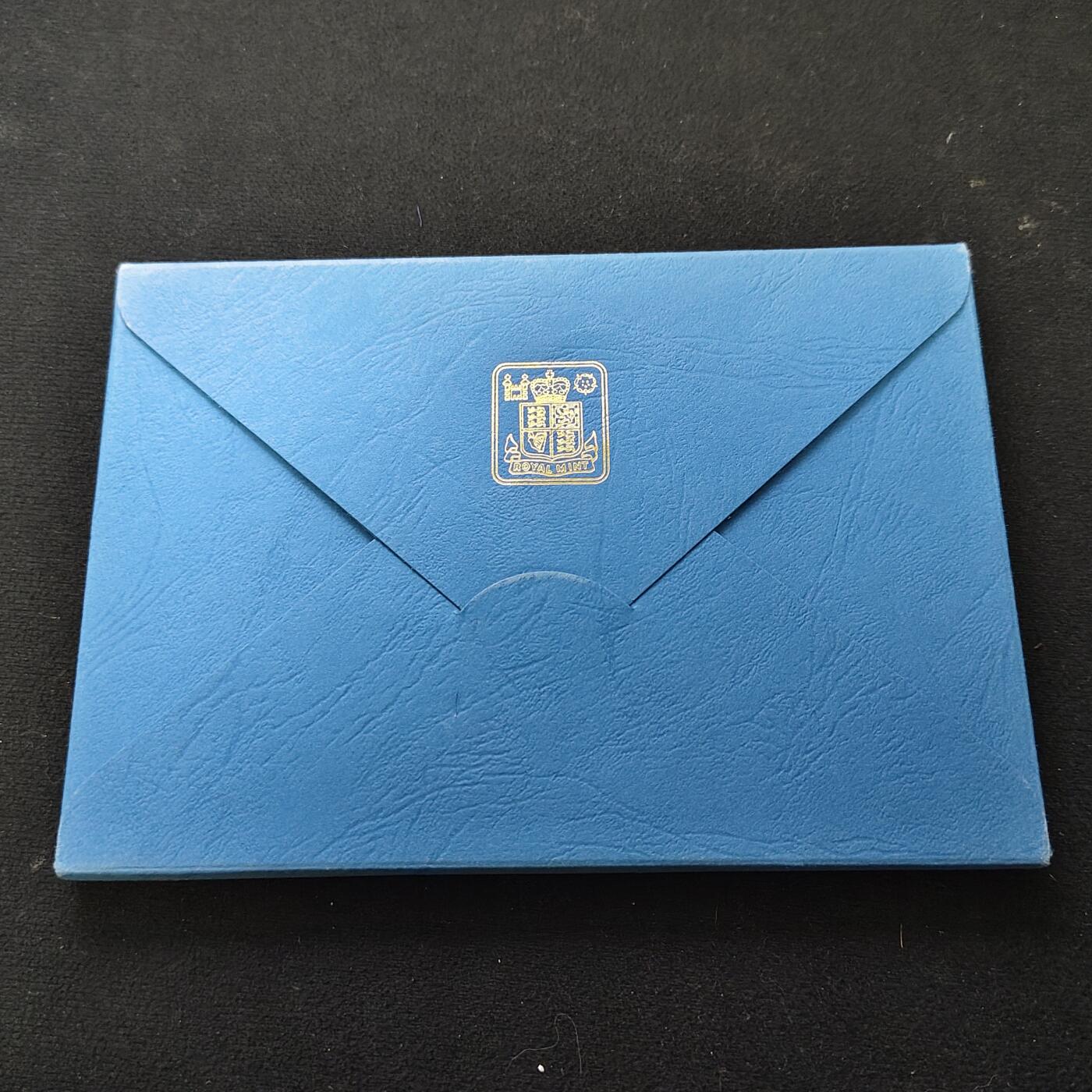 【全场包邮】纯粹捡漏拍489场（免费代拍第26场） 根西1981年官方发行皇家厂经典信封装精制套币-含根西百合1镑精制币-盒证全-PS9