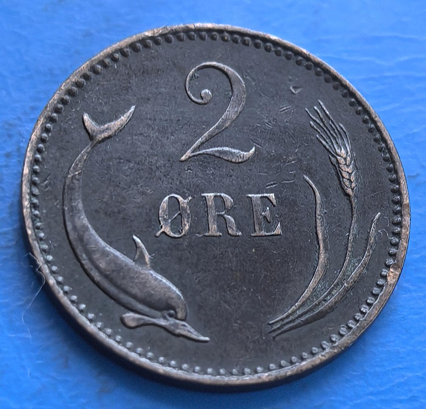 外国优质老铜币高银银币，周六九点倒数截拍，满百包邮，持续收拍 丹麦1894 年 2 欧尔铜币，背饰海豚与麦穗，彰显海洋农耕风情，君主制遗存，包浆古朴，北欧币藏特色标的 。