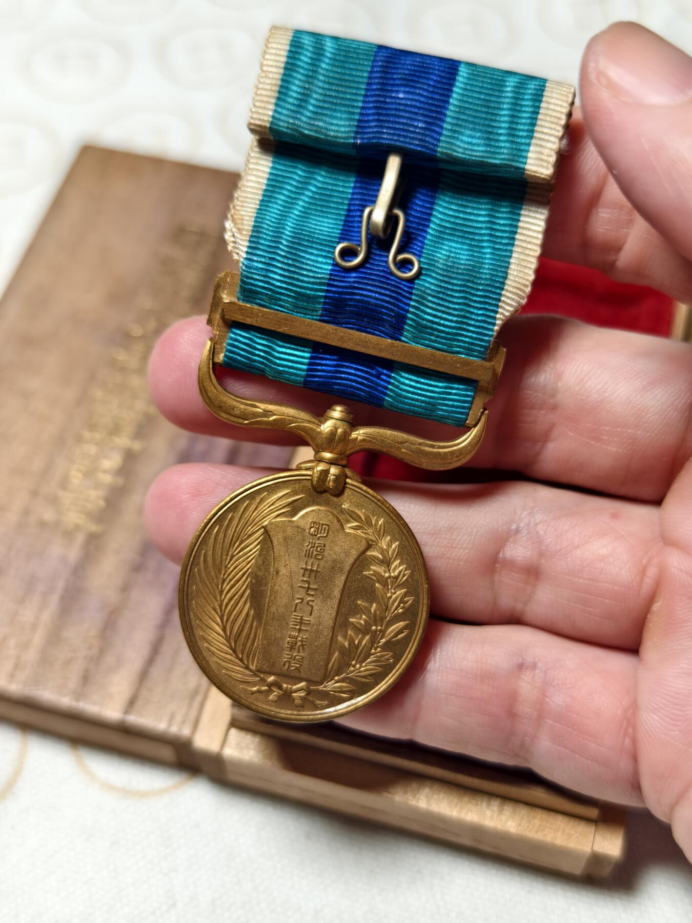 抚柳草堂-第四期章牌钱币（圣诞专场） 奖章勋章限时免佣 满百包邮 放漏专场 日俄明治三十七八年从军记章 铜镀金好品 桐木原盒