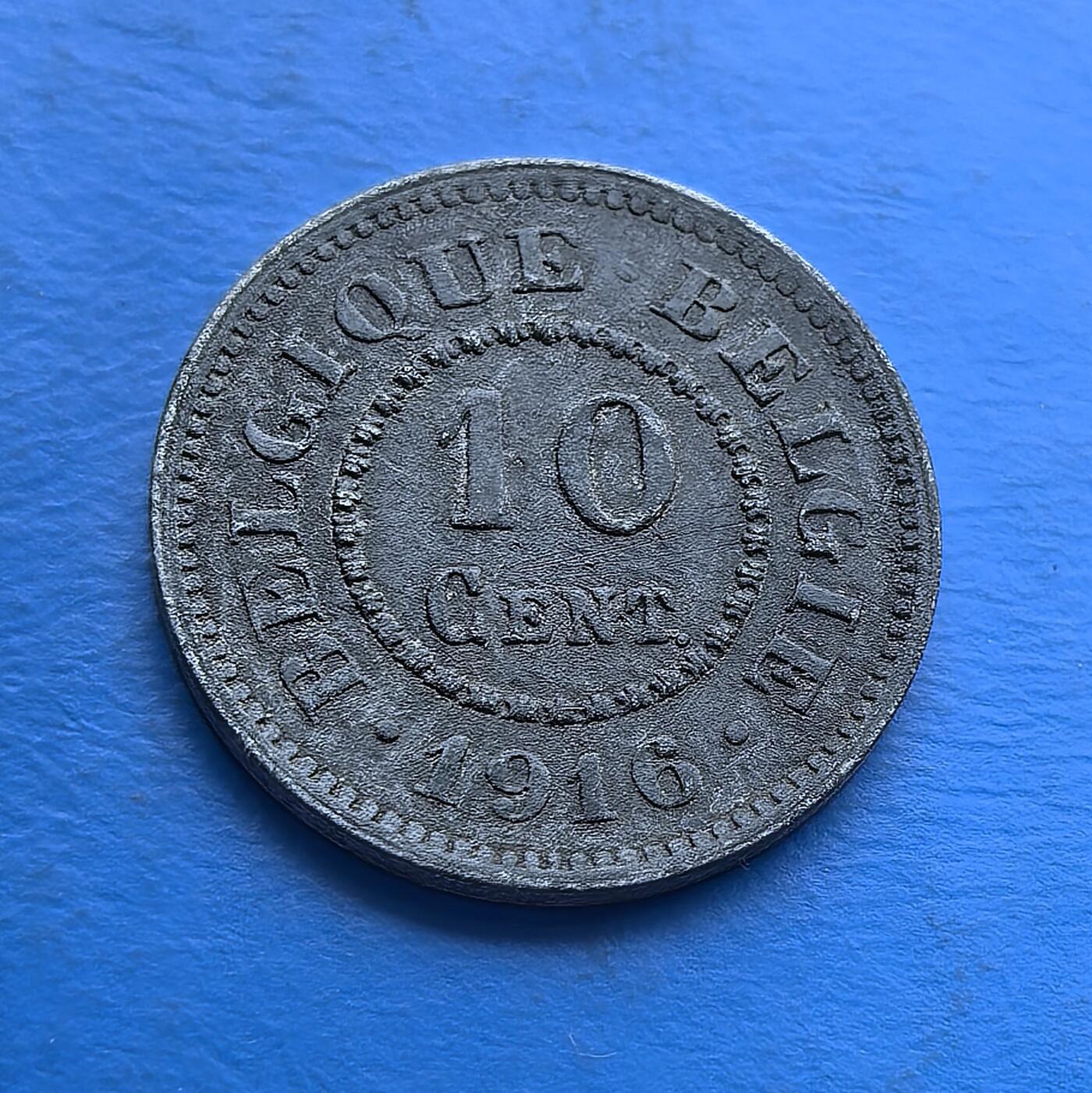 外国优质老铜币高银银币，周六九点倒数截拍，满百包邮，持续收拍 比利时1916 年 10 分，铸于一战被占时期。正面雄狮（民族图腾）威严，背面国号面额简洁，劣金属包浆凝战时沧桑。见证小国抗敌岁月，承载被占区货币史。作为一战实物标本，亲民门槛，适配战争史与欧洲币藏，解码比利时战时坚韧与货币脉络