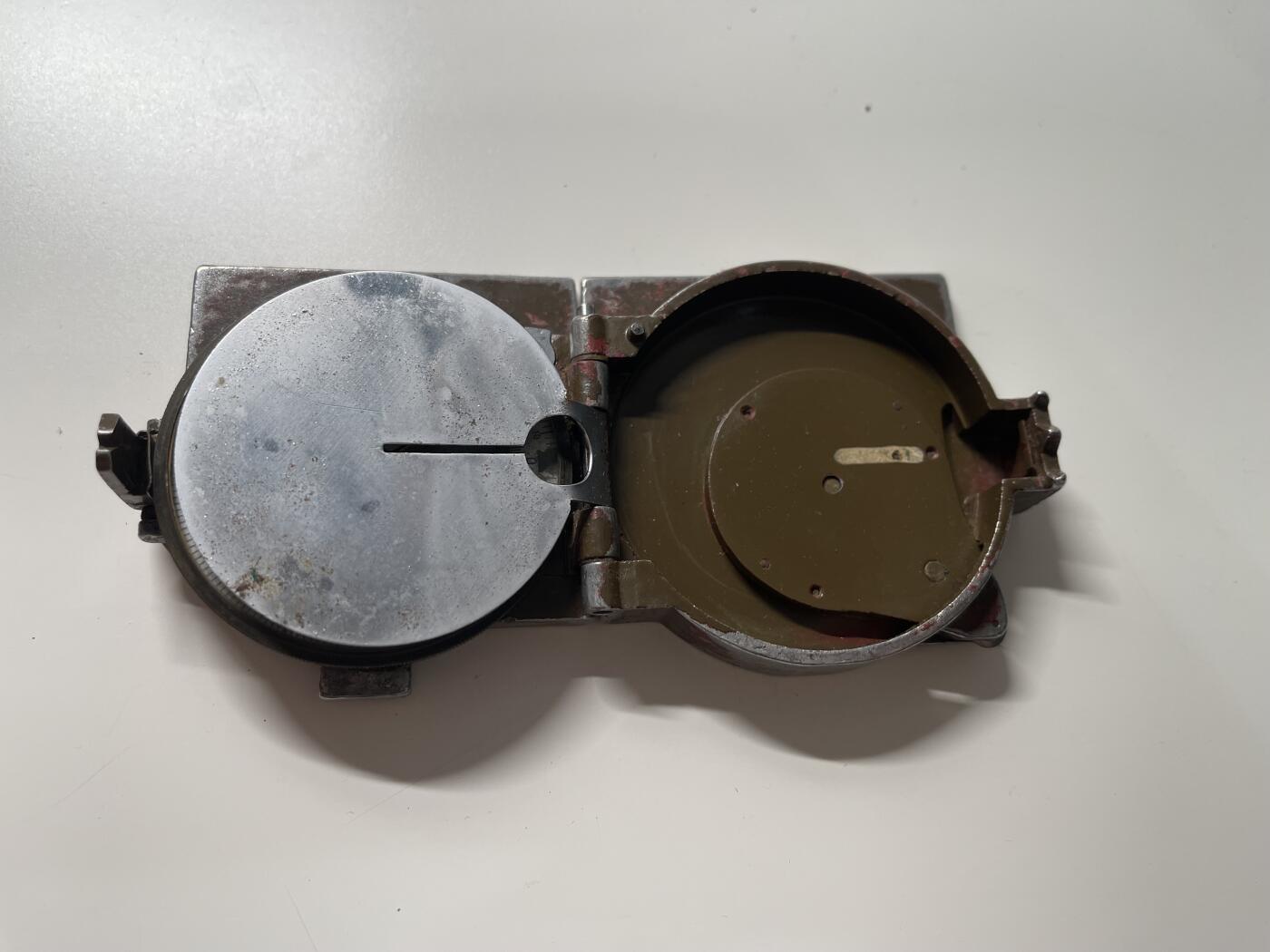 新时代收藏徽章红藏拍卖(第二十九场)  徽章纸品证书杂项 62式指北针 云厂 60年代早期批次黄色版 上下无法关紧 但是方向依然准确 军工级品质