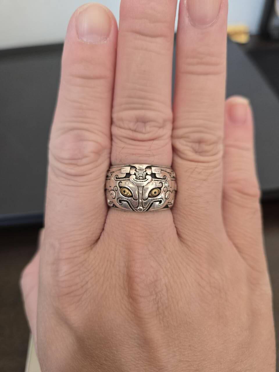 西秦中古拍卖第七十期 精工饕餮纹925银男戒活口戒指，镶嵌精炼黄铜双眼，图案纹饰清晰立体，带银戳，年轻人中年人都适合，自用送礼都合适，重量如图三所示