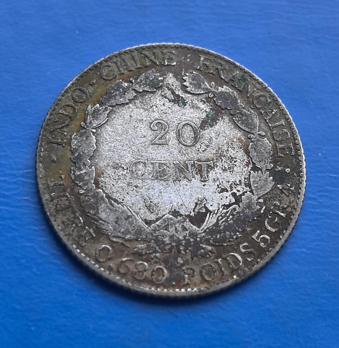 外国优质老铜币高银银币，周六九点倒数截拍，满百包邮，持续收拍 法属印度支那1927年 20 分银币，见证法国殖民越南、老挝、柬埔寨时期。正面 “坐洋”（自由女神坐像，持束棒、倚锚舵，旁稻穗呼应当地农耕 ），背面花环环饰 “20 CENT”，铭文烙刻殖民身份。百年包浆凝岁月痕迹，承载法殖亚洲史，是解码印支货币、殖民文化的实物标本。银质基底 + 独特设计 + 稀缺殖民题材，为殖民币、亚洲币藏家触摸百年殖民风云的珍贵载体 。