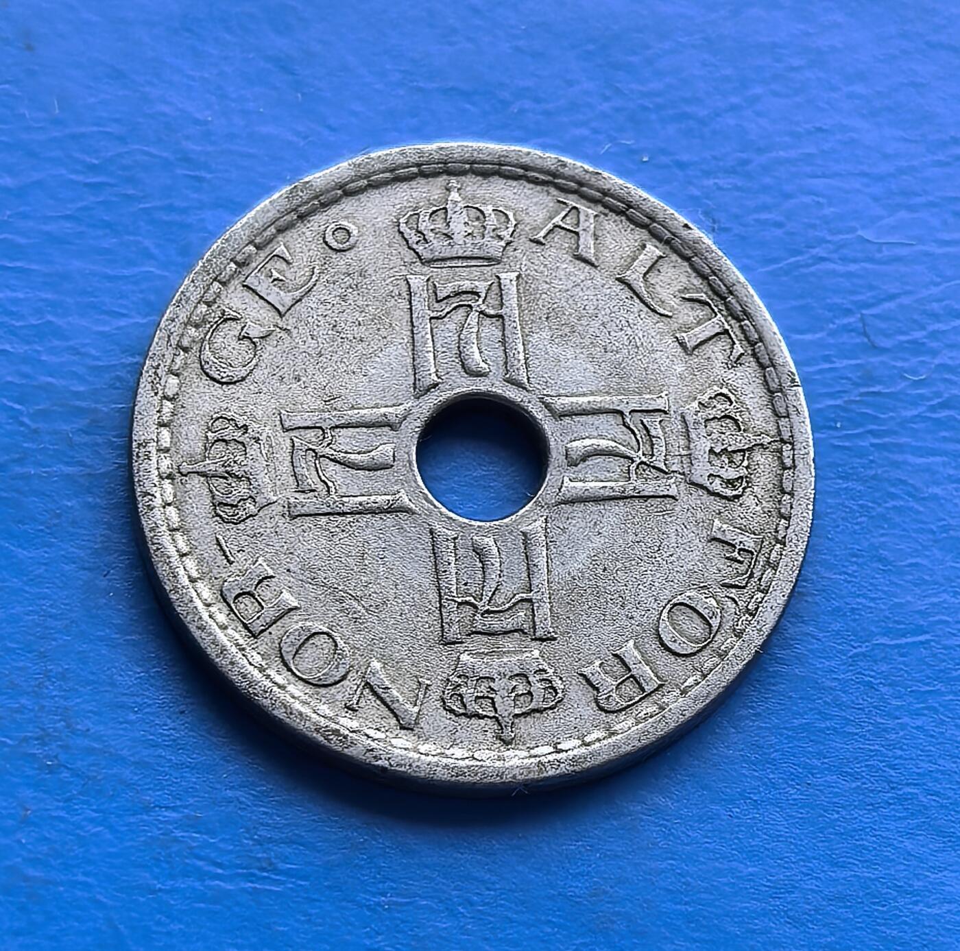 外国优质老铜币高银银币，周六九点倒数截拍，满百包邮，持续收拍 1928 年丹麦 50 欧尔圆孔币，正面皇冠与凯尔特结彰显王室符号，背面十字纹章具北欧传统韵味。近百年包浆，设计独特，承载丹麦货币史脉络，是北欧文化与钱币收藏的特色标本 。