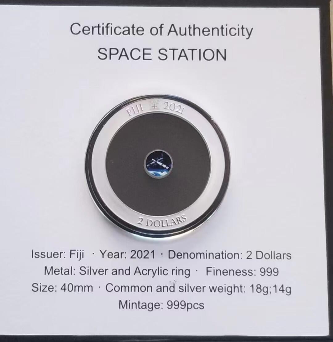 ❤️【币观天下】❤️ 第336期钱币拍卖- 2025.12.26周五晚上6点半场-长期征集拍品 斐济2021年太空站镂空透明镶嵌银币带证书包装