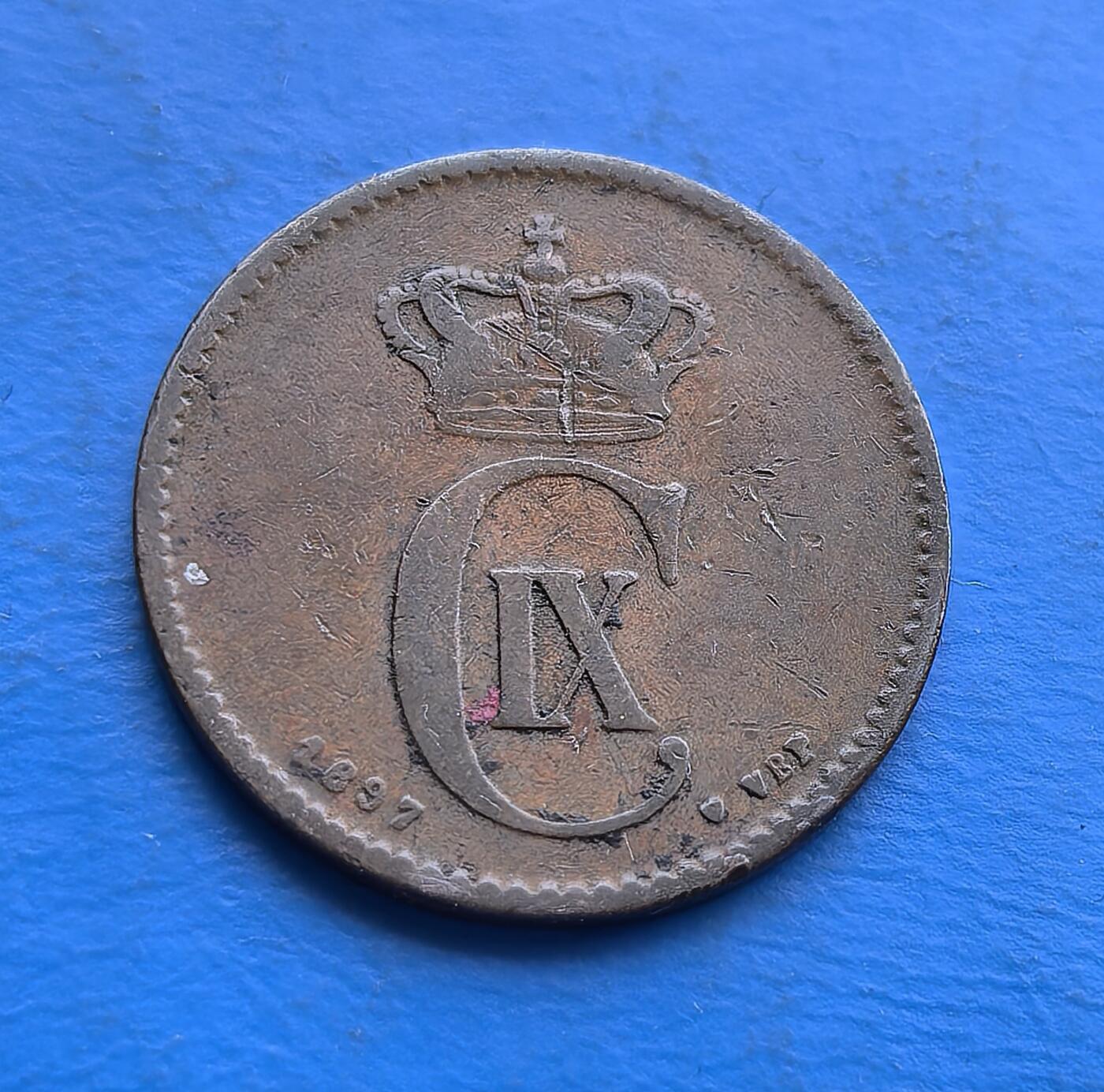 外国优质老铜币高银银币，周六九点倒数截拍，满百包邮，持续收拍 丹麦1897年2 欧尔铜币，属克里斯蒂安九世统治期（1863 - 1906）。正面镌皇冠及君主花押（C 环绕 IX），背面以海豚（海洋）、麦穗（农业）伴 “2 ØRE”，凝练丹麦立国根基。百年青铜包浆厚重，承载维多利亚末期北欧王权与经济符号，是丹麦近代货币、王室遗产收藏的珍稀老币 。