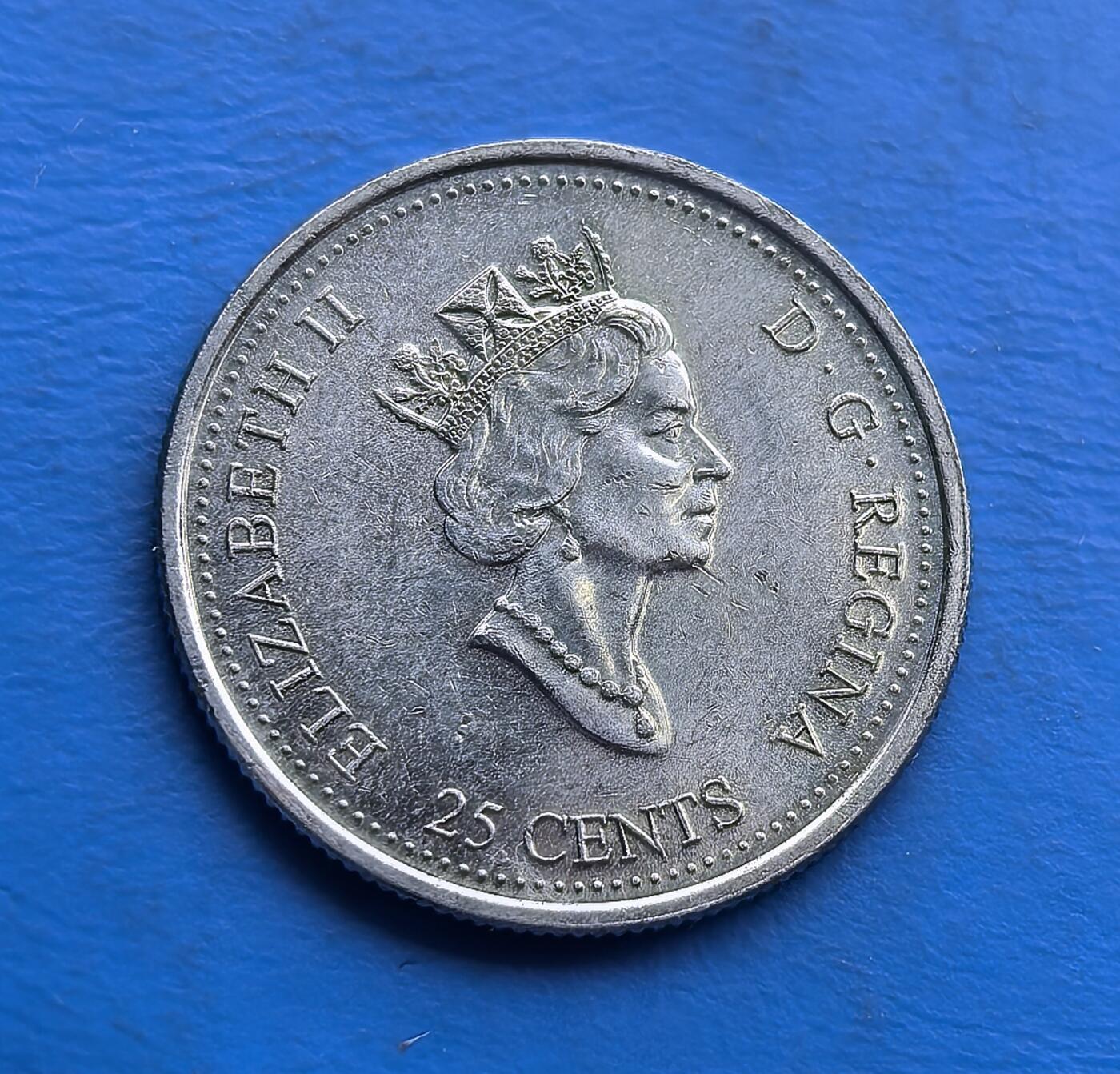 外国优质老铜币高银银币，周六九点倒数截拍，满百包邮，持续收拍 加拿大2000 年25 分枫叶千禧纪念币，背面以抽象图案融合枫叶、山峦，配 “PRIDE/ FIERTE” 双语，彰显国家骄傲；正面为伊丽莎白二世王冠像。千禧年发行存时代印记，币面细节清晰，是收藏加拿大文化符号、千禧主题藏品的独特选择 。