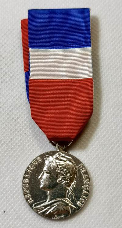 甄臻铺-世界币章拍卖（第45期）精品场拍品征集中，送拍享返佣金等优惠多多 - 法国银级劳工荣誉奖章 重11.8克 925银 1987年实发 劳工部版