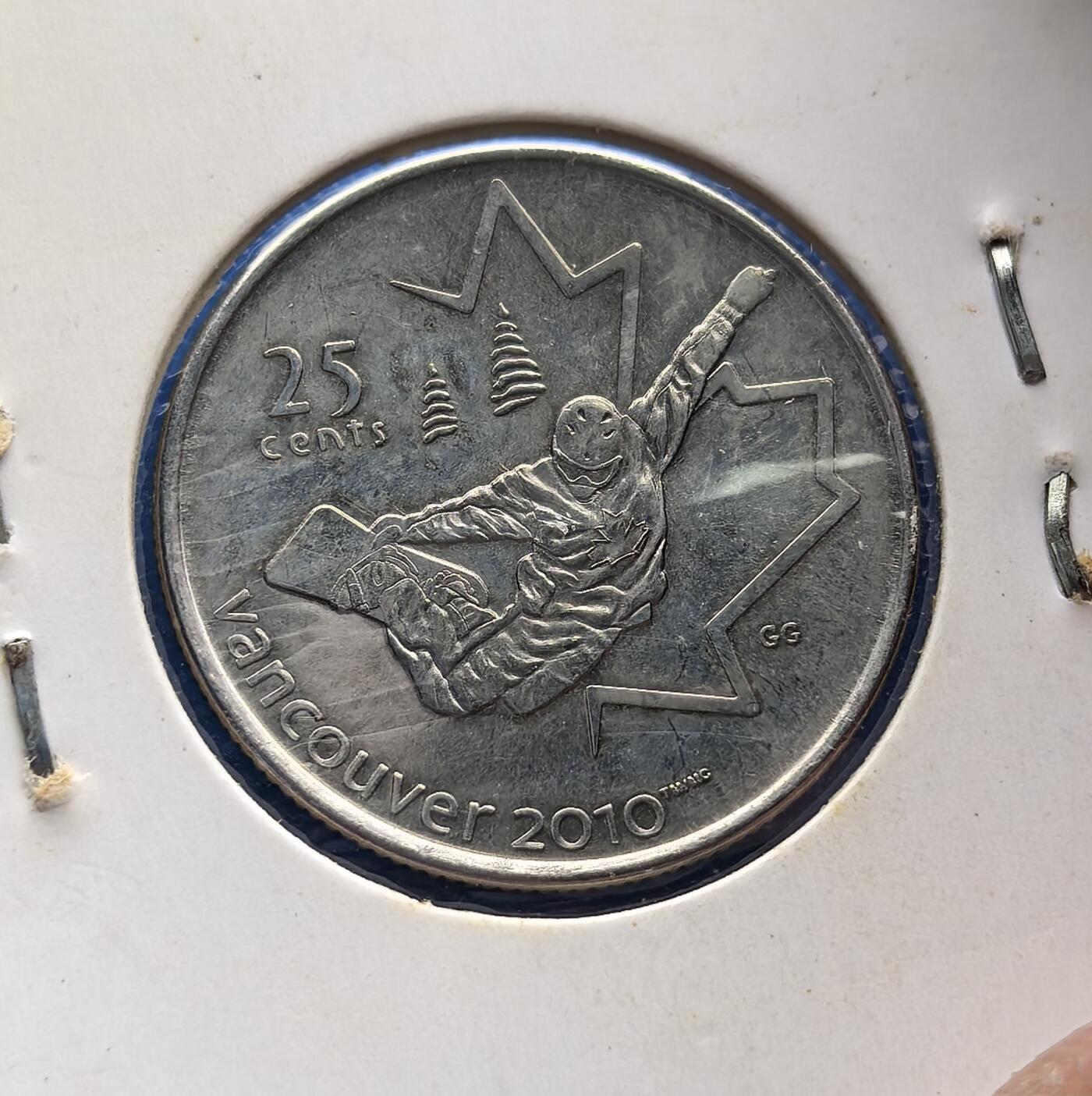 外国优质老铜币高银银币，周六九点倒数截拍，满百包邮，持续收拍 加拿大单板滑雪冬奥会纪念币。背面定格单板滑雪选手腾空瞬间，嵌入枫叶轮廓（加拿大象征）；正面女王像旁，因纽石刻（原住民符号）与奥运五环交融，凝萃多元文化。冬奥题材稀缺，串联体育、王室、原住民精神，存世随岁月递减，是触摸加拿大冬奥脉络的珍贵藏品，适配体育与世界币藏家 。