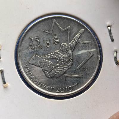 外国优质老铜币高银银币，周六九点倒数截拍，满百包邮，持续收拍 - 加拿大单板滑雪冬奥会纪念币。背面定格单板滑雪选手腾空瞬间，嵌入枫叶轮廓（加拿大象征）；正面女王像旁，因纽石刻（原住民符号）与奥运五环交融，凝萃多元文化。冬奥题材稀缺，串联体育、王室、原住民精神，存世随岁月递减，是触摸加拿大冬奥脉络的珍贵藏品，适配体育与世界币藏家 。