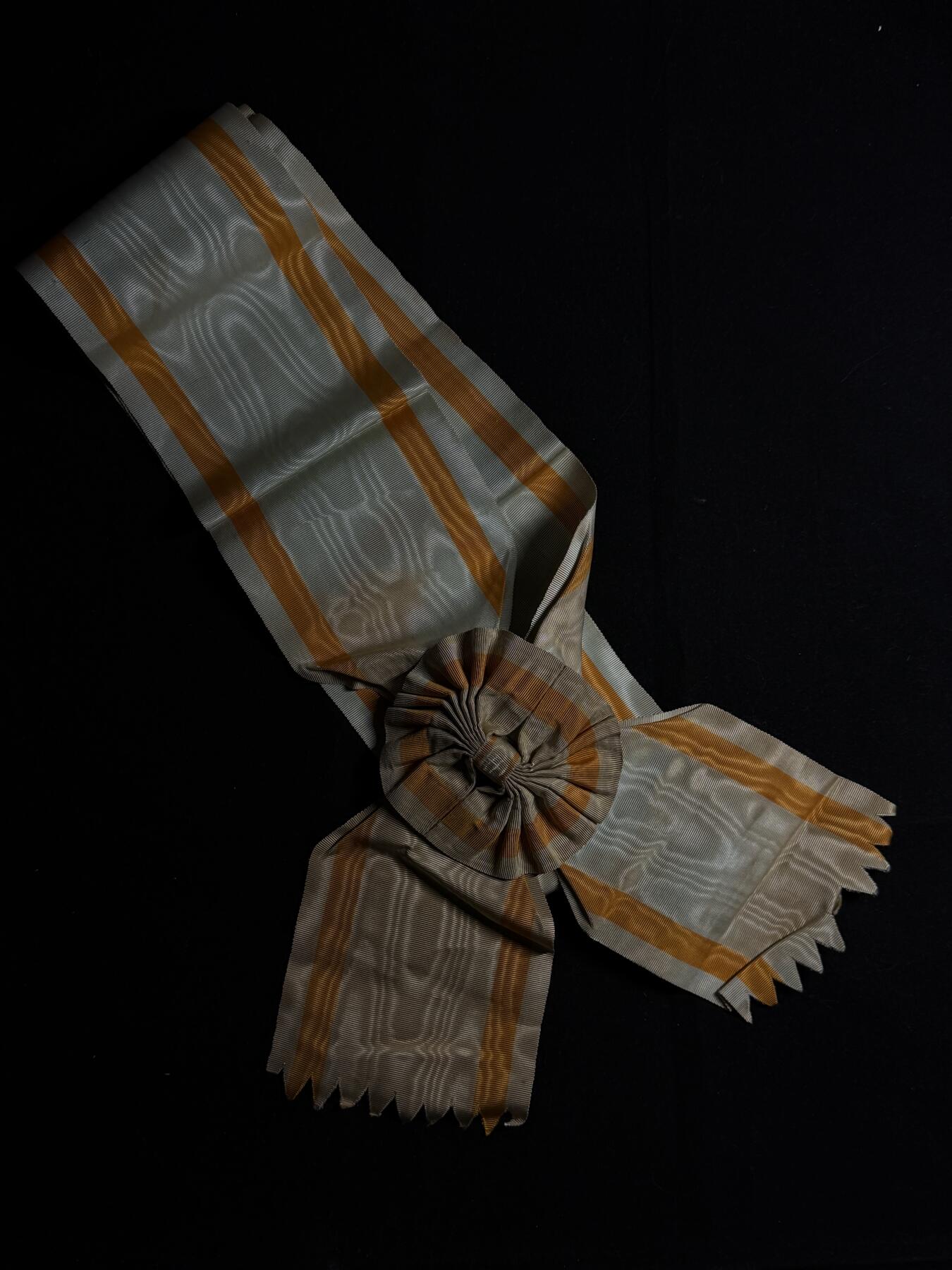 欢庆元旦！戎马世界章牌大赏第109期元旦大拍 勋一等瑞宝章大绶带，正面有老化掉色