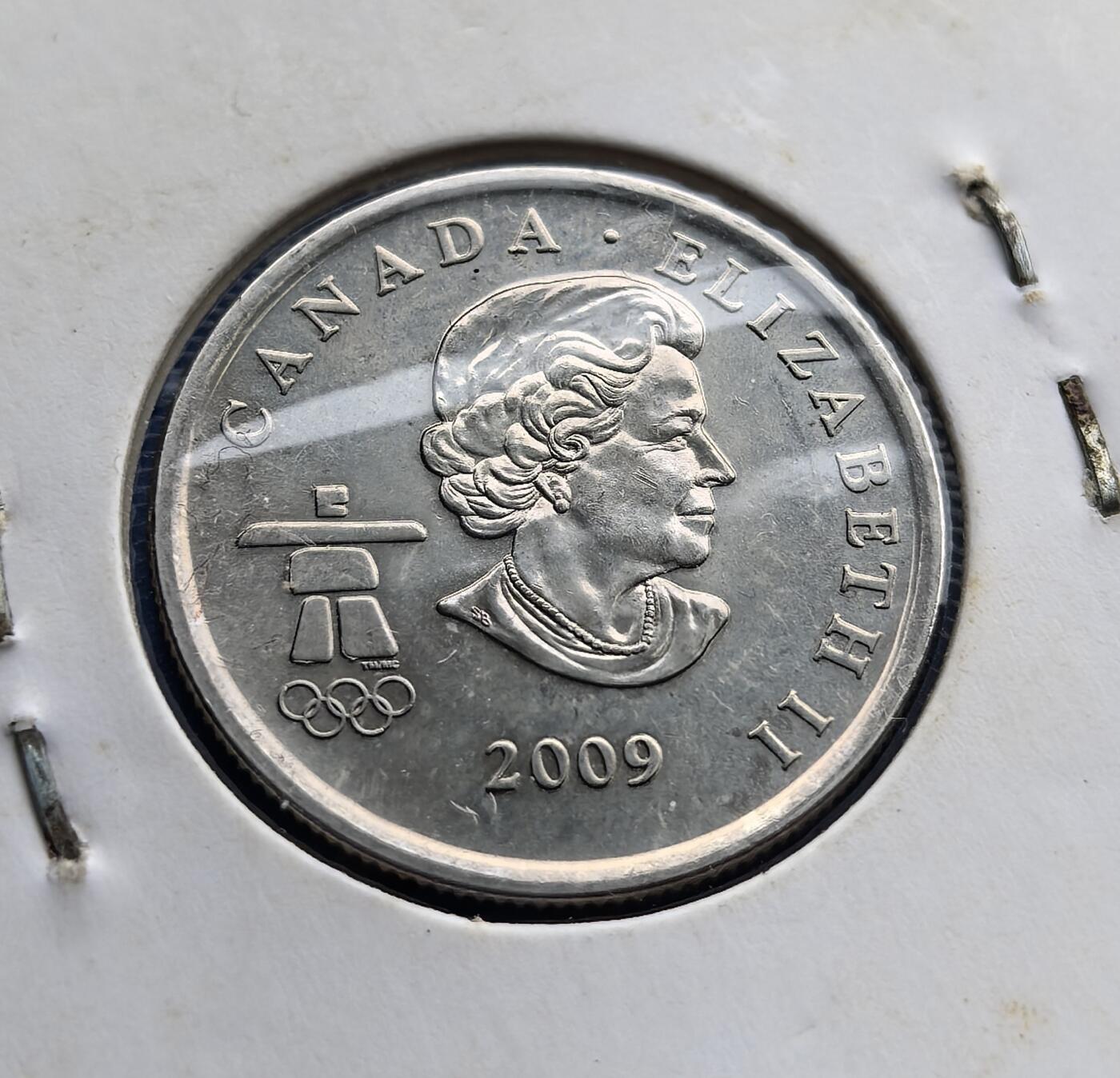 外国优质老铜币高银银币，周六九点倒数截拍，满百包邮，持续收拍 加拿大 速滑运动员25 分冬奥会纪念币。正面女王像旁，因纽石刻（原住民符号）与奥运五环交融；背面速滑运动员嵌入枫叶轮廓，定格冰雪运动张力。其融合王室、原住民、体育元素，承载加国多元文化，存世随流通递减，是解码温哥华冬奥、触摸地域文化的珍贵标的，适配体育与世界币藏家 。