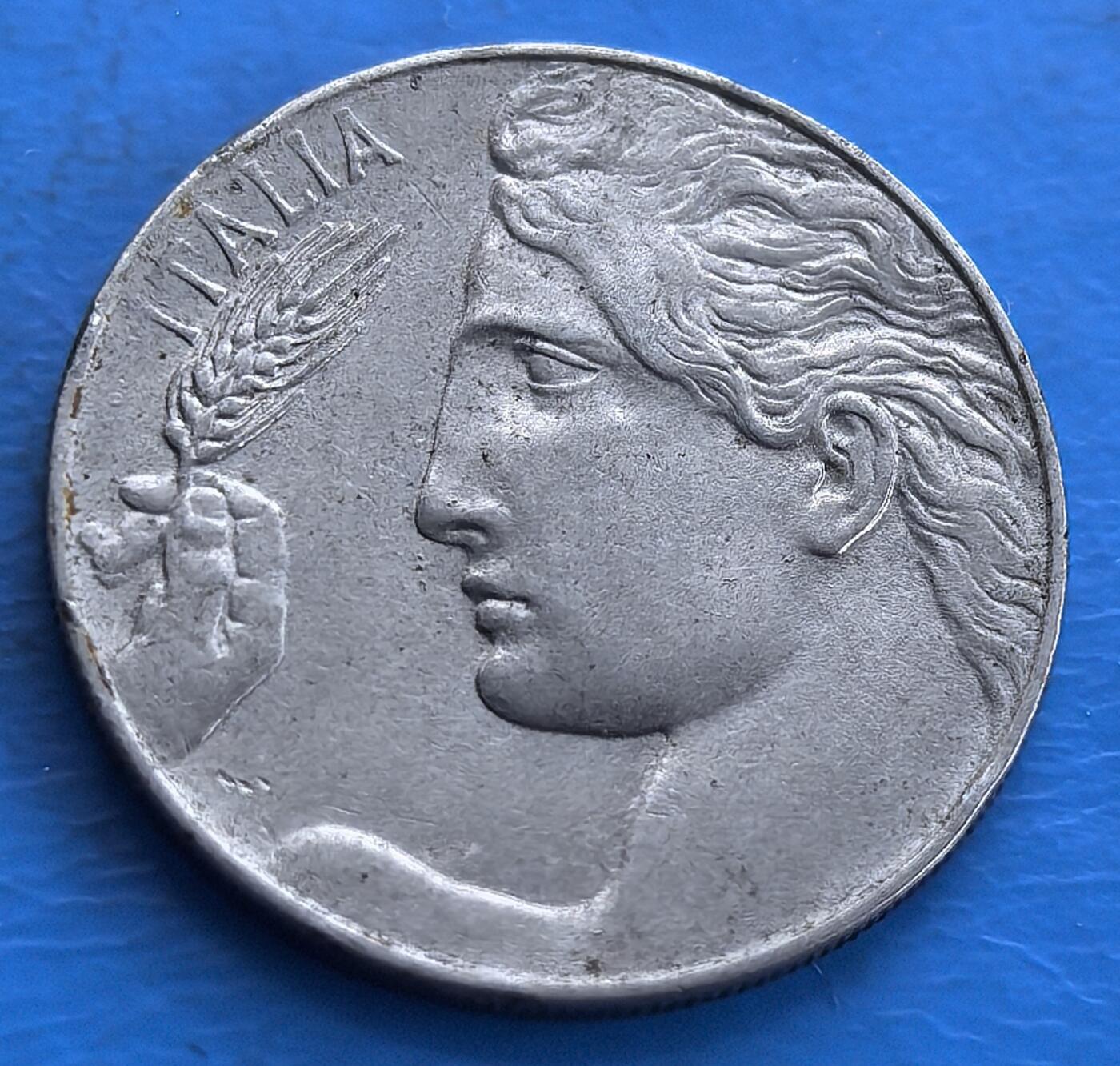 外国优质老铜币高银银币，周六九点倒数截拍，满百包邮，持续收拍 1921 年意大利飞天女神 20 分，正面麦穗女神、背面胜利女神浮雕，艺术精湛，百年包浆，藏欧洲早期钱币的美感与历史 。