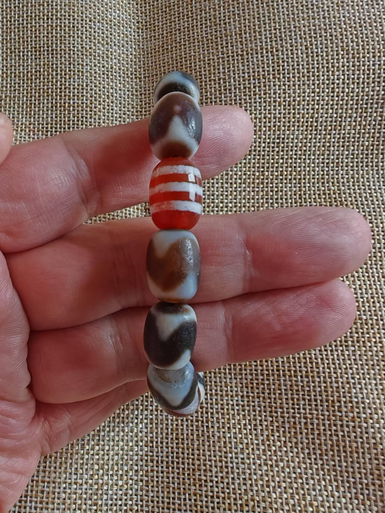 西秦中古拍卖第七十期 虎牙错斯天珠手串，红玉髓玛瑙材质，黑白红三色搭配，珠子数量如图，单珠尺寸约11*13mm