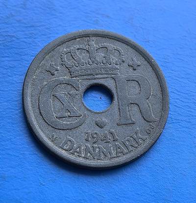 外国优质老铜币高银银币，周六九点倒数截拍，满百包邮，持续收拍 - 丹麦 1941 年25 欧尔圆孔锌币，铸于二战被占期。正面君主花押（CXR）配皇冠，背面面额嵌螺旋纹，圆孔因资源匮乏而生。锌质包浆凝战时沧桑，见证北欧中立国沦陷下的货币应急。作为二战丹麦币标本，亲民可藏，解码被占期资源困局与王室符号存续 。