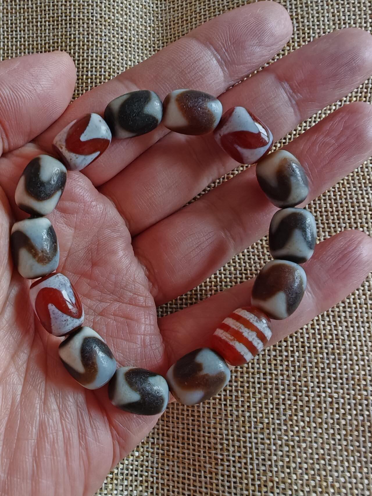 西秦中古拍卖第七十期 虎牙错斯天珠手串，红玉髓玛瑙材质，黑白红三色搭配，珠子数量如图，单珠尺寸约11*13mm