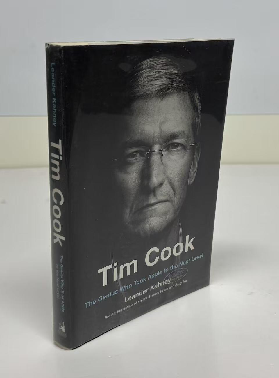 零元拍：现任苹果公司CEO蒂姆·库克亲笔签名《蒂姆 库克传》英文原版书。