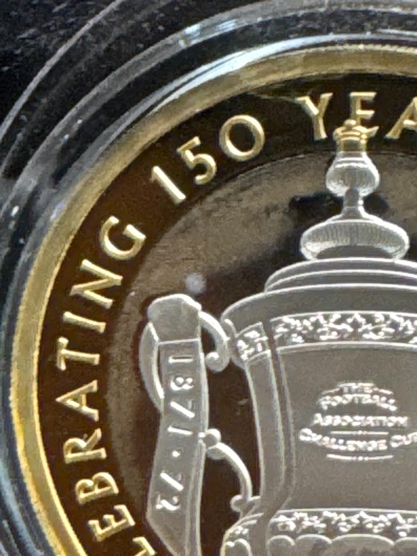 ❤️【币观天下】❤️ 第336期钱币拍卖- 2025.12.26周五晚上6点半场-长期征集拍品 英国2022年 足总杯 2英镑镀金双色纪念银币(有氧化) 盒证全 