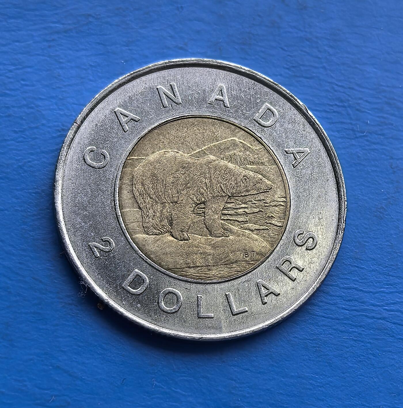 外国优质老铜币高银银币，周六九点倒数截拍，满百包邮，持续收拍 加拿大1997 年2 元双色硬币，背面北极熊诠释加拿大北极生态符号，正面伊丽莎白二世王冠肖像留存时代印记。双色工艺独特，属该币种早期发行年份，承载加国货币文化，自然包浆显岁月质感，是外币收藏中展现加国特色的优选 。