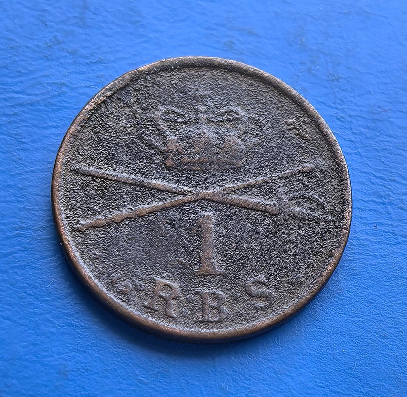 外国优质老铜币高银银币，周六九点倒数截拍，满百包邮，持续收拍 丹麦1842年1 里格斯银行先令铜币，铸于克里斯蒂安八世统治期。正面镌君主头像，背面皇冠伴权杖、农具（象征王权与农耕），铜质包浆厚重。见证 19 世纪北欧货币体系，融合王权与民生符号，是丹麦早期君主制钱币收藏的珍稀老币 。