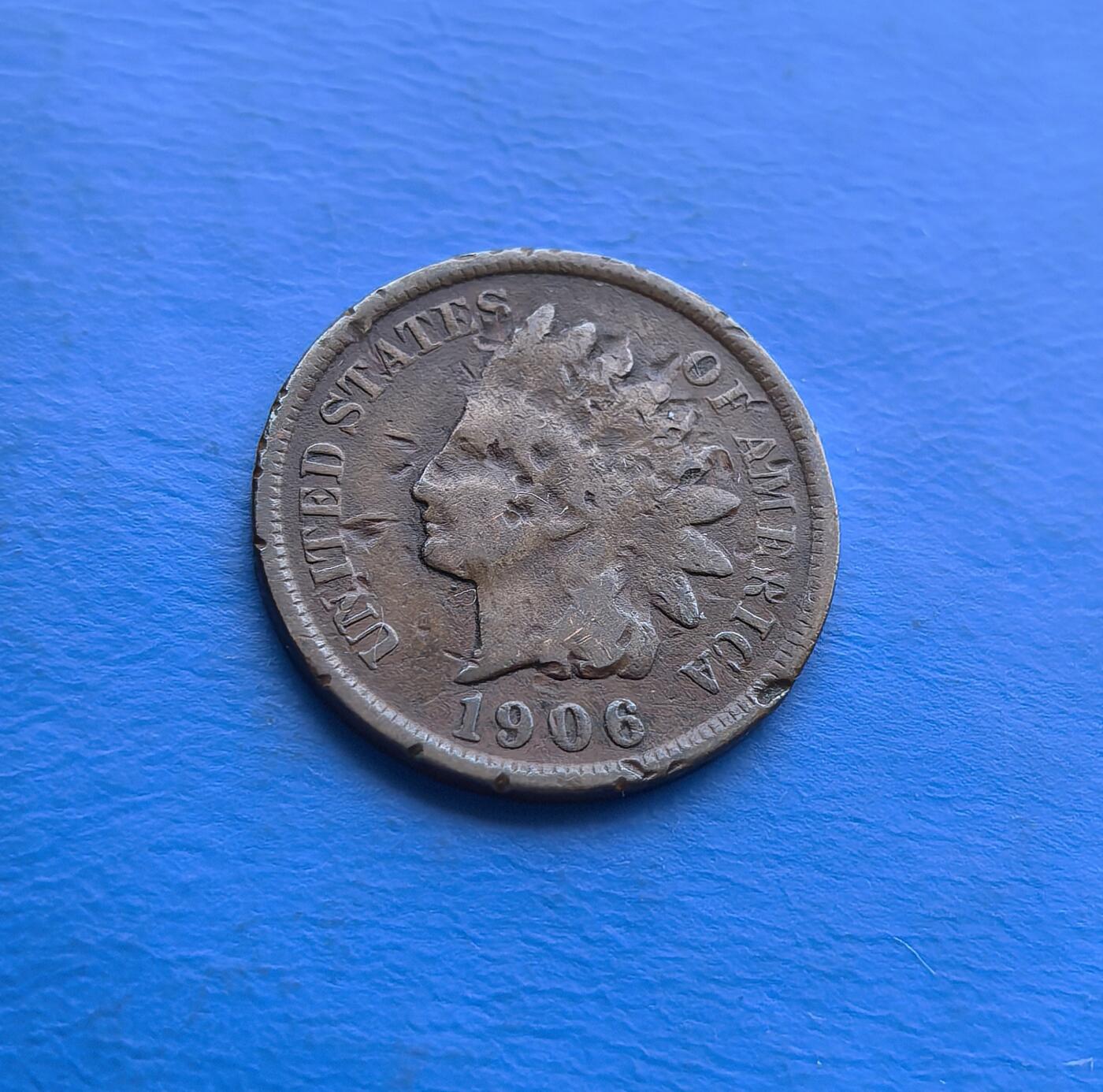 外国优质老铜币高银银币，周六九点倒数截拍，满百包邮，持续收拍 美国印第安人头像1906 年一美分。正面印第安头饰凝萃殖民时代文化符号，背面橡叶花环延续经典设计；青铜材质经百年包浆，尽显岁月厚重。发行于西进运动尾声，见证美国社会扩张与文化碰撞。