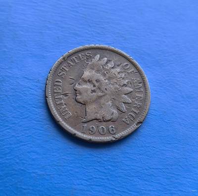 外国优质老铜币高银银币，周六九点倒数截拍，满百包邮，持续收拍 - 美国印第安人头像1906 年一美分。正面印第安头饰凝萃殖民时代文化符号，背面橡叶花环延续经典设计；青铜材质经百年包浆，尽显岁月厚重。发行于西进运动尾声，见证美国社会扩张与文化碰撞。