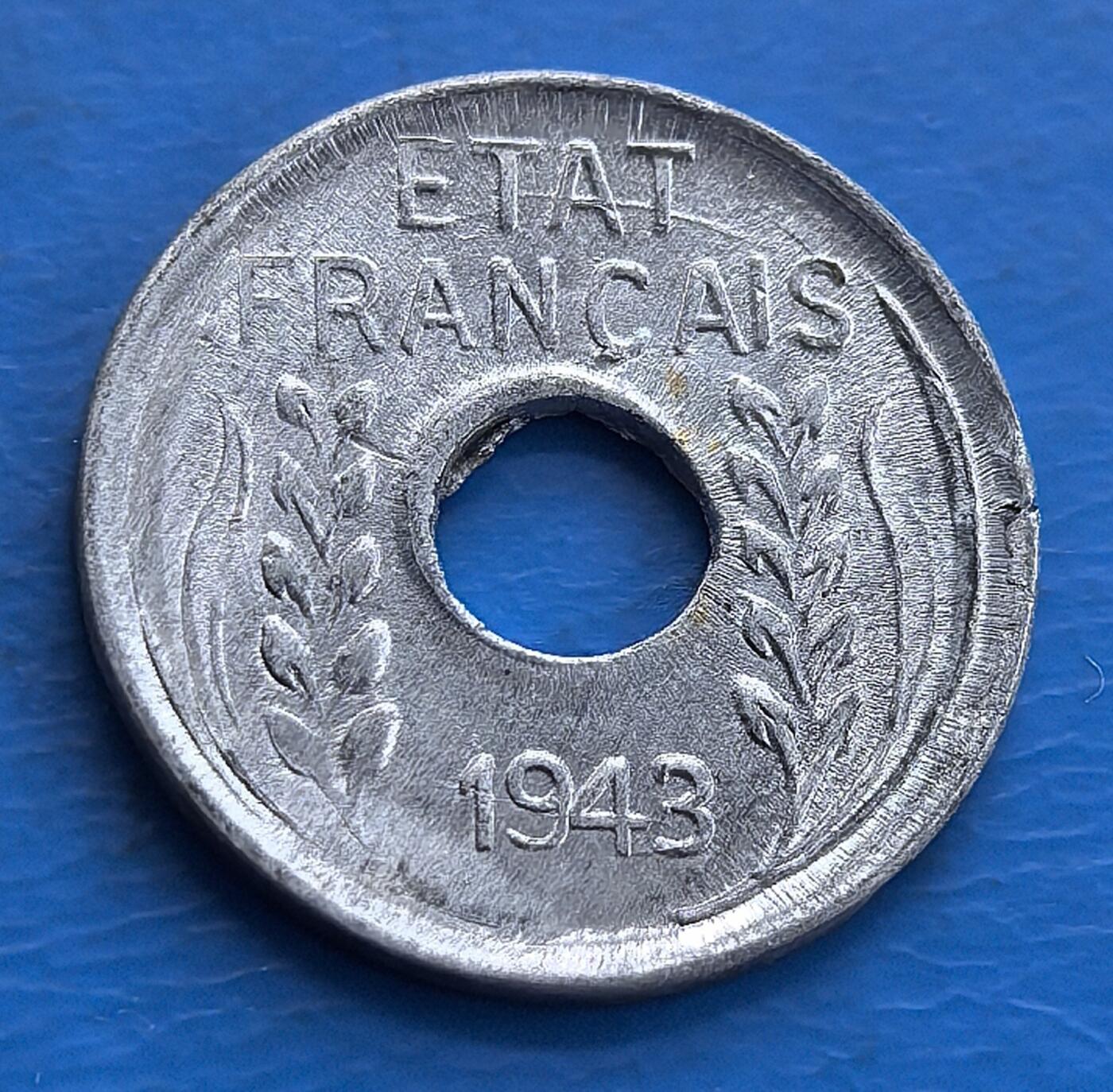 外国优质老铜币高银银币，周六九点倒数截拍，满百包邮，持续收拍 极美品错版1943 年法属印度支那 1 分圆孔币，二战殖民时期发行，圆孔设计独特，包浆藏岁月，见证远东殖民史，是殖民币收藏的时代标本 。