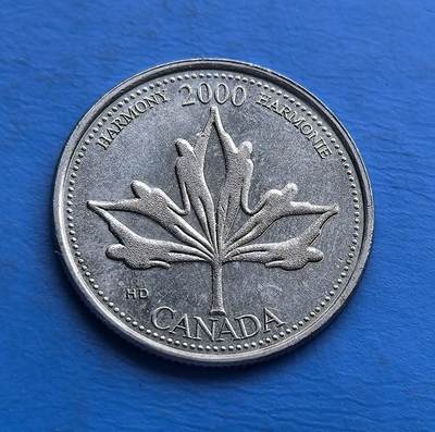 外国优质老铜币高银银币，周六九点倒数截拍，满百包邮，持续收拍 - 加拿大2000 年25 分千禧纪念币，属 “和谐（HARMONY）” 主题 。背面枫叶由人手交织而成，呼应双语铭文，具象化多元包容的国家精神；正面女王王冠像经典。作为千禧年发行的系列币之一，币面设计巧思与时代印记交融，是收藏加拿大文化内核、见证千禧节点的独特载体 。