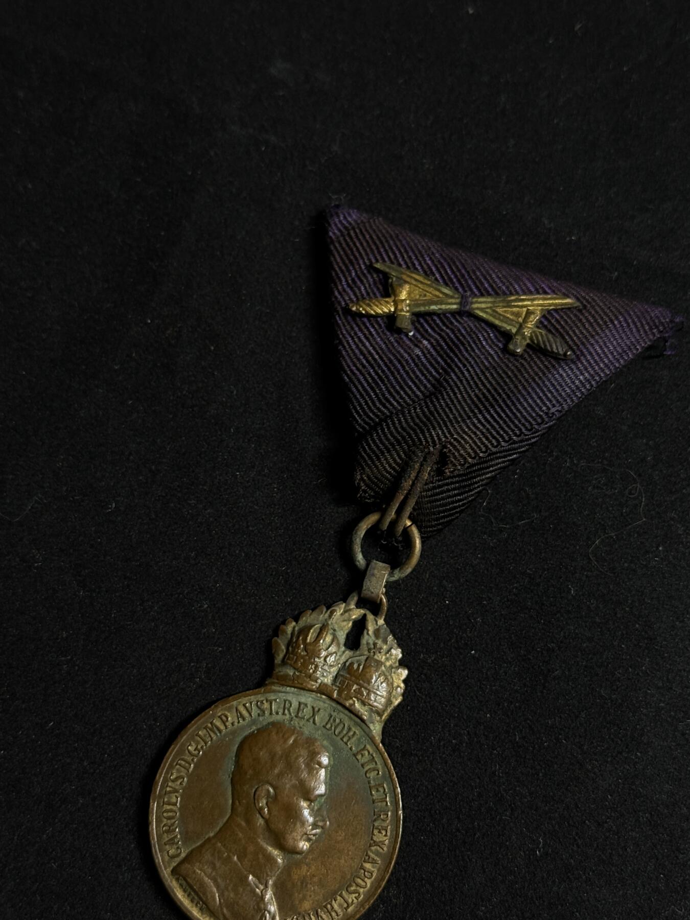 欢庆元旦！戎马世界章牌大赏第109期元旦大拍 奥匈帝国铜级军事功绩奖章，带剑饰，卡尔版，绶带有严重染色破损