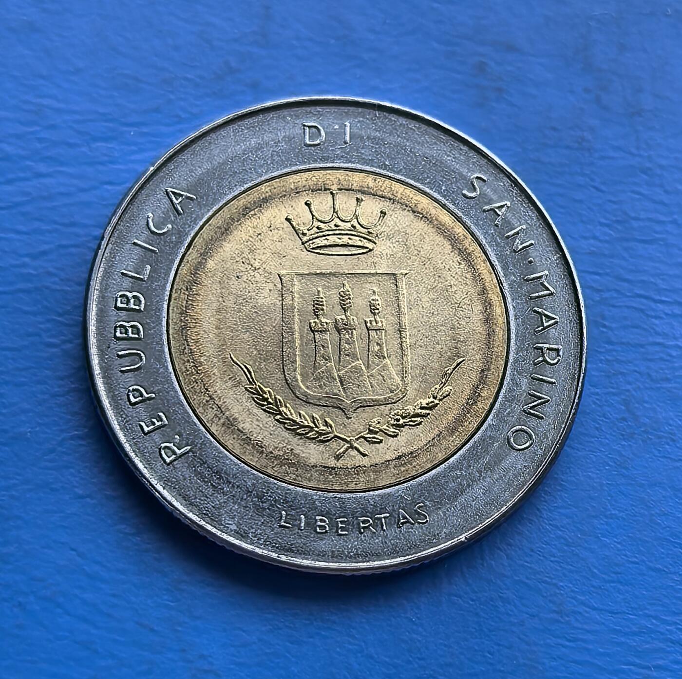 外国优质老铜币高银银币，周六九点倒数截拍，满百包邮，持续收拍 圣马力诺1983 年 500 里拉双色币，背面呈现 杂技表演场景（人物与羚羊互动），设计师 “A.RAGGI” 签名；正面国徽环绕 “LIBERTAS（自由）” 精神。双色工艺凸显金属质感， 袖珍国钱币 自带稀缺性，题材捕捉民俗活力，40 年包浆温润。集工艺、文化、小众属性于一体，是外币收藏中 “故事感 + 艺术感” 兼具的特色标本 。