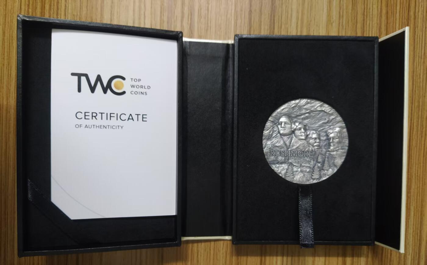 ❤️【币观天下】❤️ 第336期钱币拍卖- 2025.12.26周五晚上6点半场-长期征集拍品 加纳2024年，石刻纪念碑系列-美国总统山-拉什莫尔山. 2盎司,超高浮雕,仿古,纪念银币. 盒证全. 新热门系列. 实物更质感漂亮. 国外售价295美元