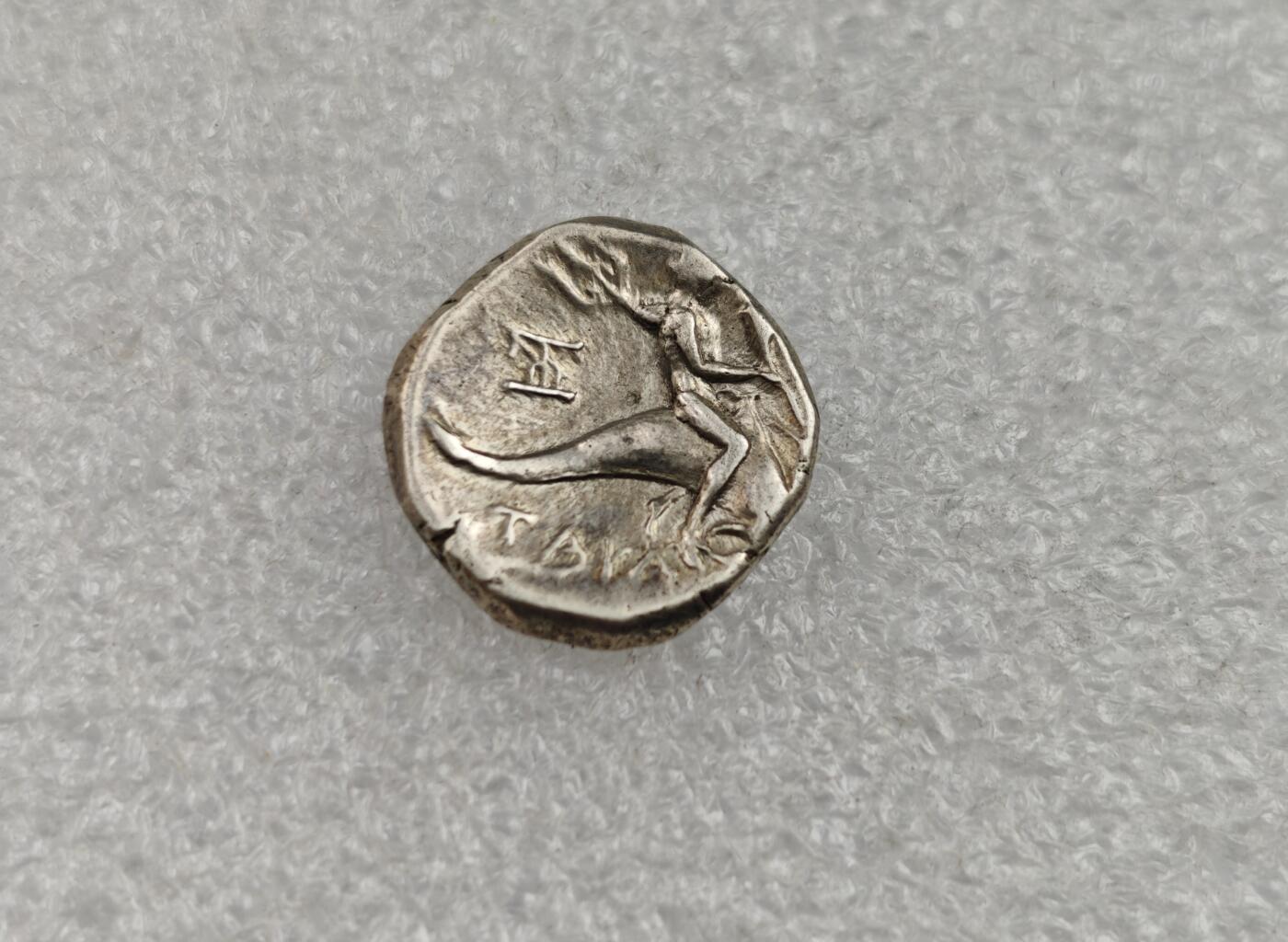 瓶子🏺第222期拍卖会  古希腊塔拉斯骑海豚的少年和骑士银币  公元前302-前280年塔拉斯城发行  面值1诺姆斯银币  银色极好