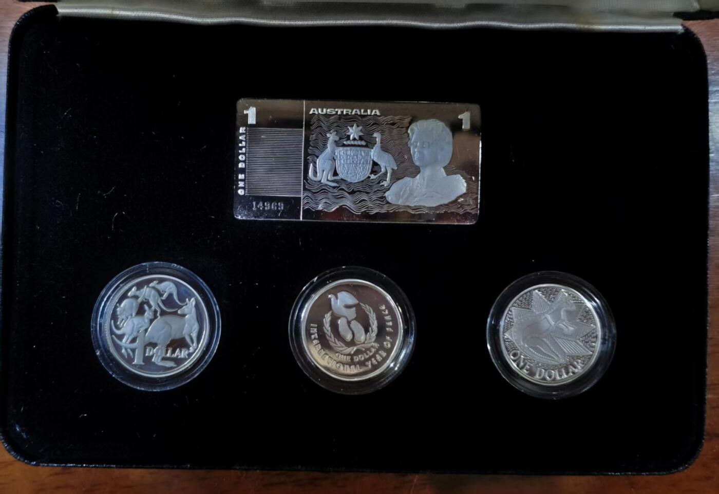 ❤️【币观天下】❤️ 第336期钱币拍卖- 2025.12.26周五晚上6点半场-长期征集拍品 澳大利亚1990年大师集藏装精制套币，此套装专为一澳元发行，澳大利亚自 1984年开始发行一澳元硬币。但是第一枚银质流通币却源自1988年的土著文化，因此在1998年特别发行此套装弥补1984年流通币和1986年和平年纪念币的银质版本，同时还发行一元纸钞的银质版本一起装入此套。总共含纯银74.97克