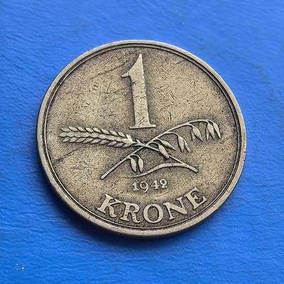 外国优质老铜币高银银币，周六九点倒数截拍，满百包邮，持续收拍 - 丹麦 1942 年1 克朗，铸于二战被占时期。正面克里斯蒂安十世头像，见证王权在占领下的存续；背面麦穗与燕麦交织，隐喻战时民生坚守。铜镍包浆凝岁月痕，承载北欧中立国沦陷史。作为二战丹麦货币标本，串联君主制韧性与民生脉络，亲民可藏，解码被占期丹麦的挣扎与坚守 。
