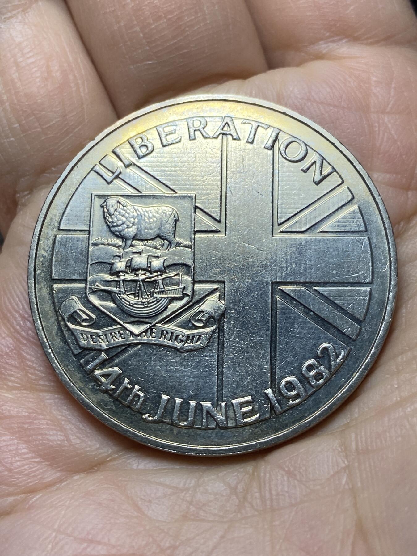 2025年第一百四十场(总第一百六十六场）外国好品散币场(免佣金) 福克兰群岛🇫🇰1982年50便士克朗型币(马岛战争胜利纪念币)