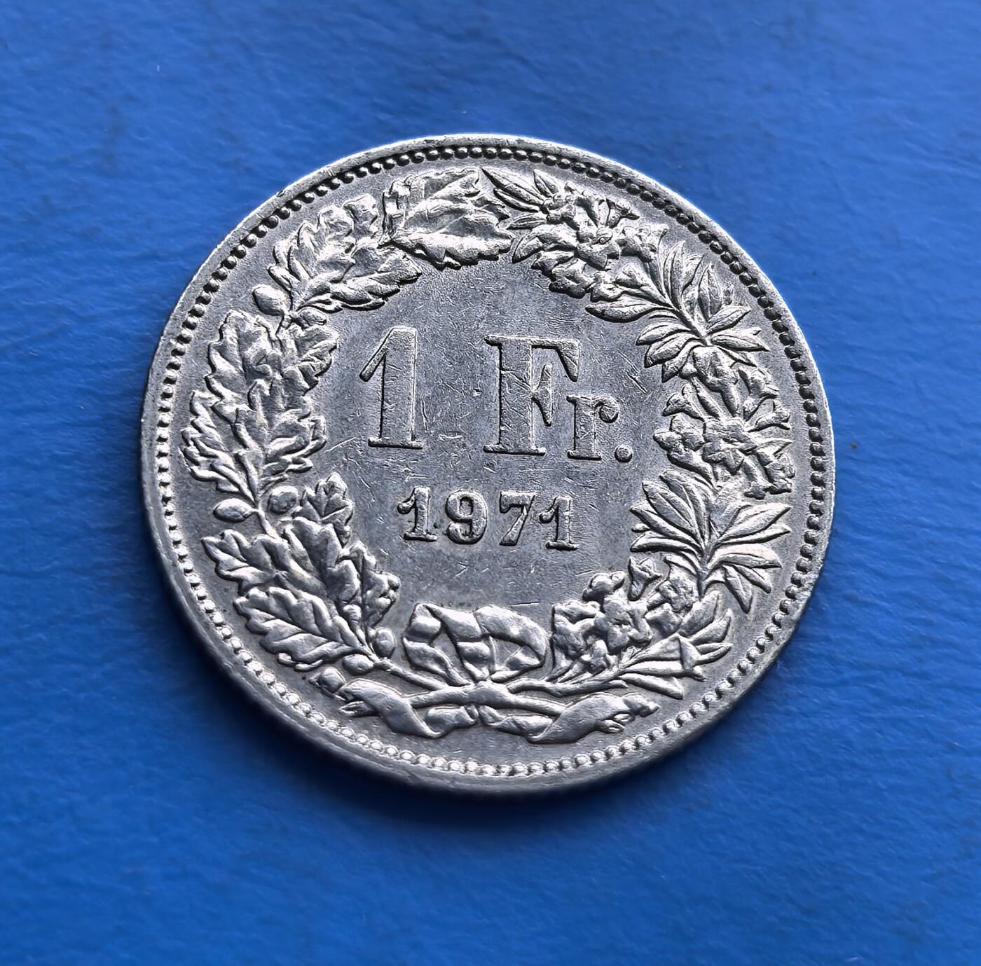 外国优质老铜币高银银币，周六九点倒数截拍，满百包邮，持续收拍 瑞士 1971 年1 法郎，正面 “赫尔维蒂亚” 女神持盾立姿，背面花环环绕币值，延续经典设计。虽为铜镍材质，却承载瑞士中立国文化符号，流通品相凝萃岁月痕迹。