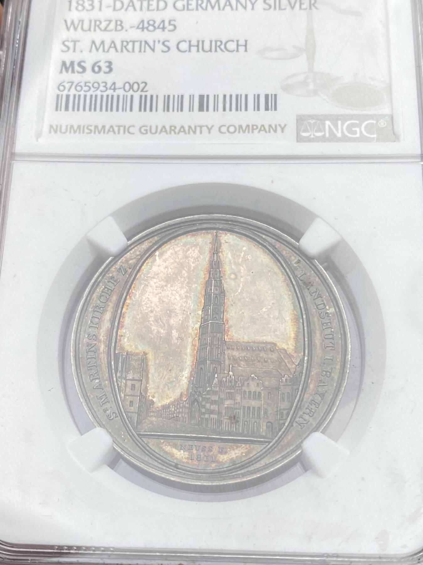 万国钱币拍卖第058期（万国新年大拍） NGC MS63 1831年德国巴伐利亚兰茨胡特圣马丁大教堂建成400周年纪念银章 原味天鹅绒彩 独特惹眼的椭圆镜框式设计非常漂亮 孔雀绿五彩极致美丽