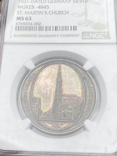 万国钱币拍卖第058期（万国新年大拍） NGC MS63 1831年德国巴伐利亚兰茨胡特圣马丁大教堂建成400周年纪念银章 原味天鹅绒彩 独特惹眼的椭圆镜框式设计非常漂亮 孔雀绿五彩极致美丽