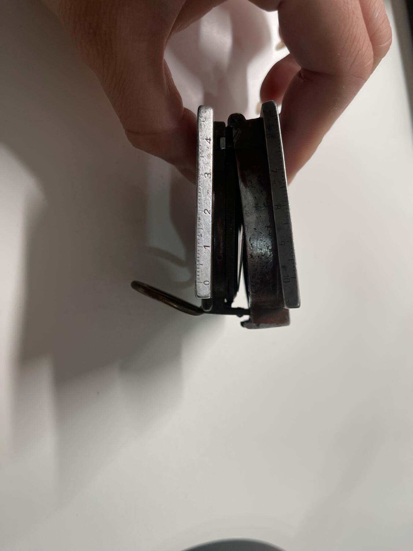 新时代收藏徽章红藏拍卖(第二十九场)  徽章纸品证书杂项 62式指北针 云厂 60年代早期批次黄色版 上下无法关紧 但是方向依然准确 军工级品质