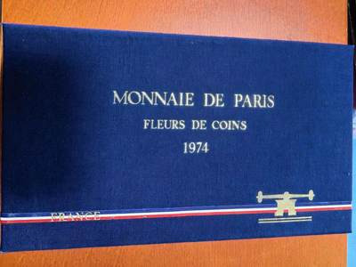 长老汇蛇年精选第八十七场拍卖 - 1974法国9枚套币FDC，含50法郎大力神大银币1枚，30克900银，盒证全