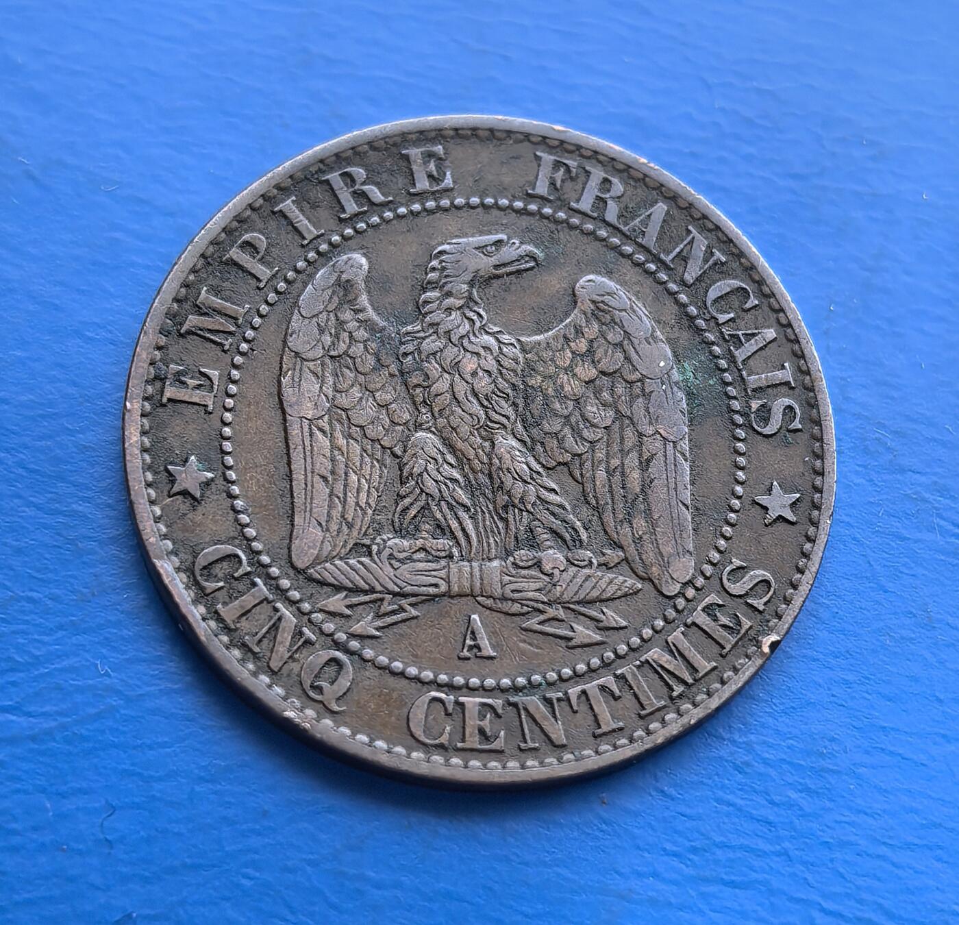 外国优质老铜币高银银币，周六九点倒数截拍，满百包邮，持续收拍 极美品1861 年法国拿破仑三世 5 生丁铜币，属第二帝国时期。正面帝国鹰徽、背面皇帝头像，雕刻凝萃帝制威严。见证 19 世纪法国兴衰，百年包浆独特，好品随岁月稀缺。是解码法兰西帝制史、拿破仑专题收藏的亲民标本，承载帝国符号与铸币工艺 。