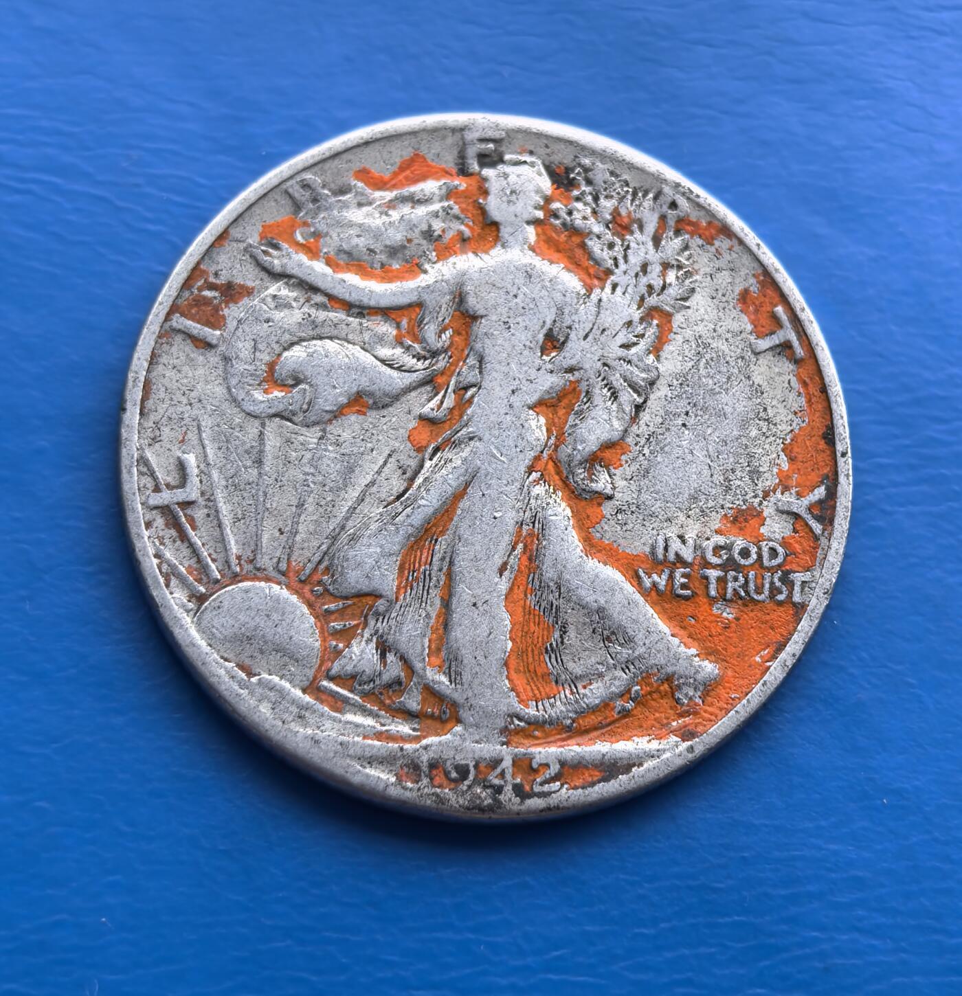 外国优质老铜币高银银币，周六九点倒数截拍，满百包邮，持续收拍 美国1942 年行走自由女神半美元银币，90% 纯银铸就，诞生于二战烽火中，承载特殊时代记忆。币面氧化形成独特橙锈包浆，虽经流通磨损，却凝萃岁月沧桑。正面自由女神持枝前行，尽显优雅与自由象征；背面鹰徽威严，诠释美式经典设计。历史纪念、银质基底、独特包浆与艺术造型交融，是钱币藏家触摸二战货币史、品味岁月痕迹的珍贵载体 。