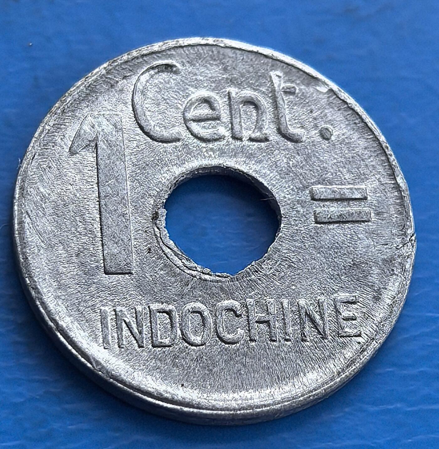 外国优质老铜币高银银币，周六九点倒数截拍，满百包邮，持续收拍 极美品错版1943 年法属印度支那 1 分圆孔币，二战殖民时期发行，圆孔设计独特，包浆藏岁月，见证远东殖民史，是殖民币收藏的时代标本 。