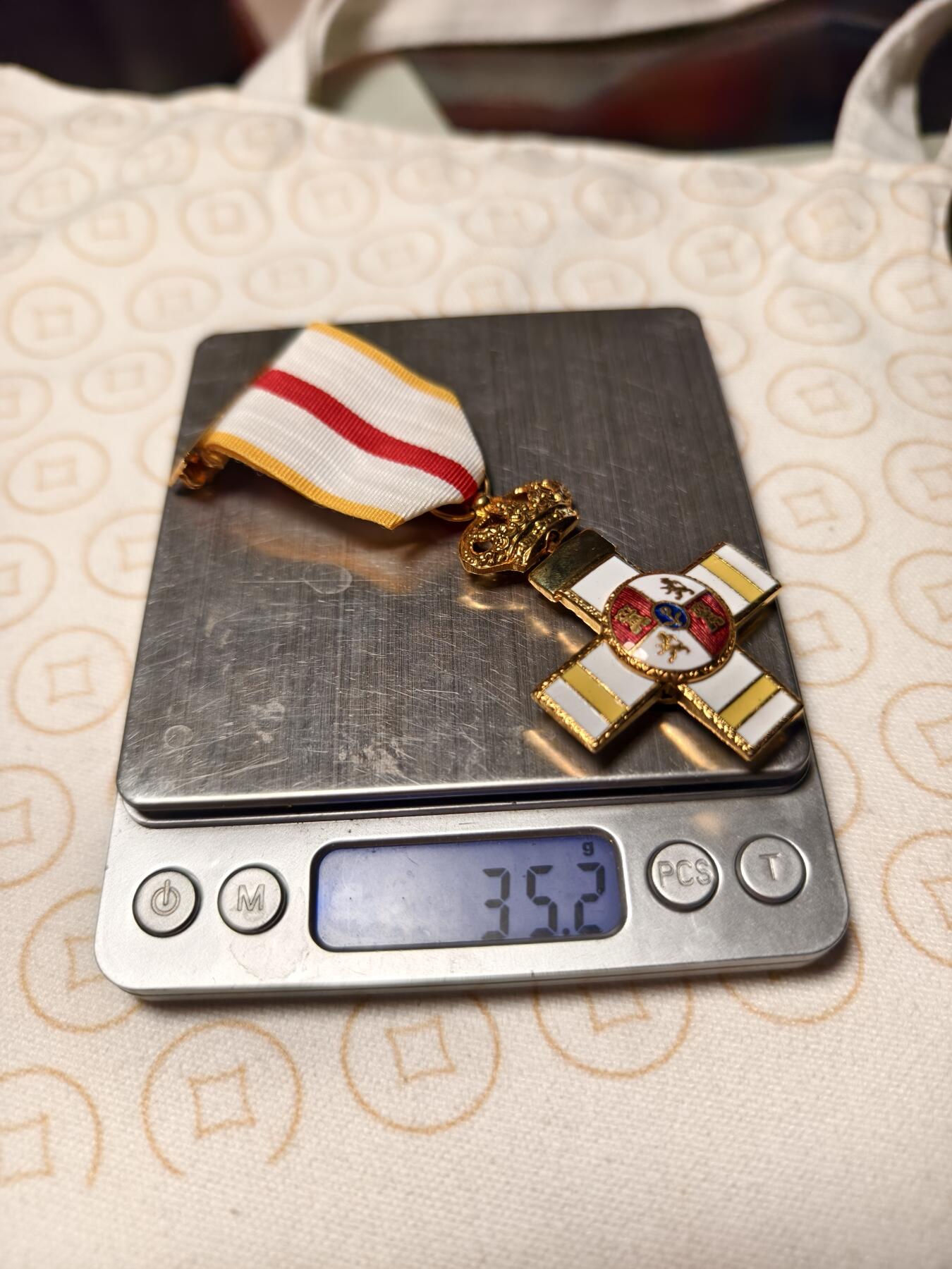 抚柳草堂-第四期章牌钱币（圣诞专场） 奖章勋章限时免佣 满百包邮 放漏专场 西班牙军事功勋 原品 非复刻 白色珐琅带黄条 少见版本