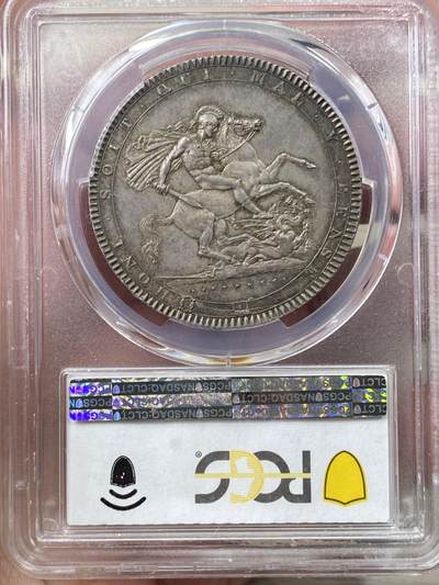 万国钱币拍卖第058期（万国新年大拍） PCGS MS64+ 1819年LIX英国乔治三世马剑克朗大银 英国马剑系列的开山之作 马剑图案由著名的意大利雕刻家Pistrucci设计 在钱币两面皆留下签名 这在当时是难以被接受的（通常只留首字母缩写） 此举也为后来首席雕刻师W.Wyon上位埋下伏笔 此枚无论底板，包浆，还是高点都堪称无可挑剔  一枚乔三马剑的标准器  高分价格越来越看不懂的存在 此次贴脸入手机会切勿错过
