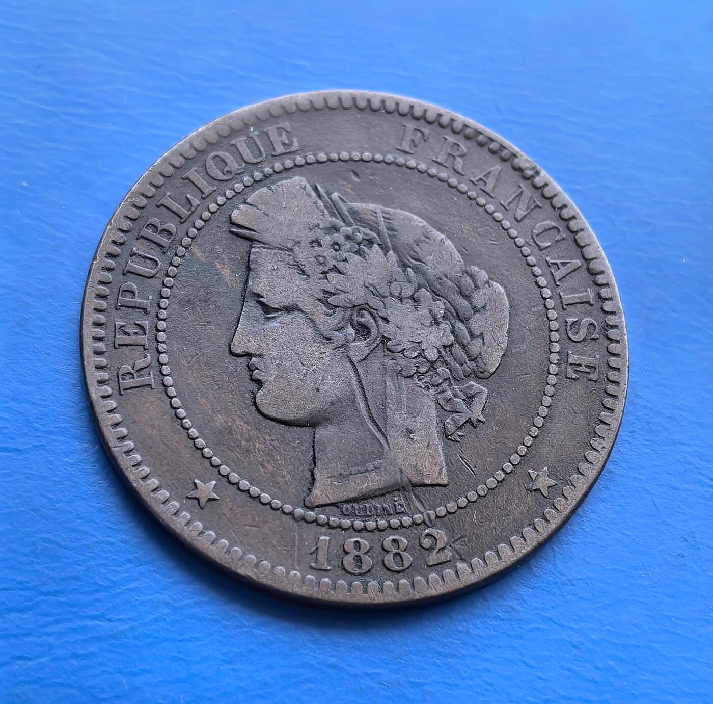 外国优质老铜币高银银币，周六九点倒数截拍，满百包邮，持续收拍 法国 1882 年10 生丁铜币，属第三共和国时期。正面玛丽安娜（共和图腾），背面 “自由、平等、博爱” 与花环，凝萃革命精神。百年包浆显岁月痕迹，见证共和体制巩固历程，好品随流通渐稀，是解码法兰西共和理念、填补欧洲革命币藏的亲民标的 。简述这枚币的卖点