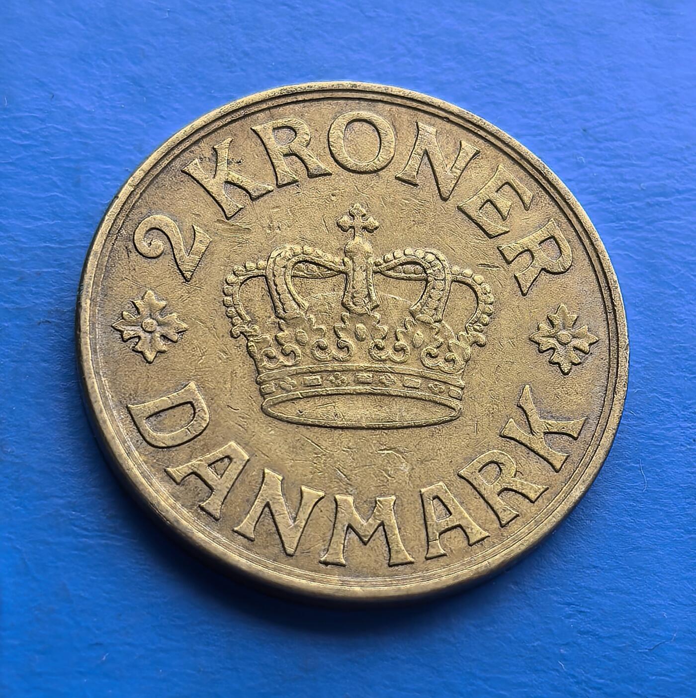 外国优质老铜币高银银币，周六九点倒数截拍，满百包邮，持续收拍 丹麦 1939 年2 克朗，属克里斯蒂安十世统治期，正面王室纹章与缩写尽显威严，背面王冠呼应 denomination 。二战前夕发行，青铜包浆温润，承载北欧王室脉络与时代转折，设计华丽，是丹麦钱币收藏中历史与工艺交融的特色标本 。